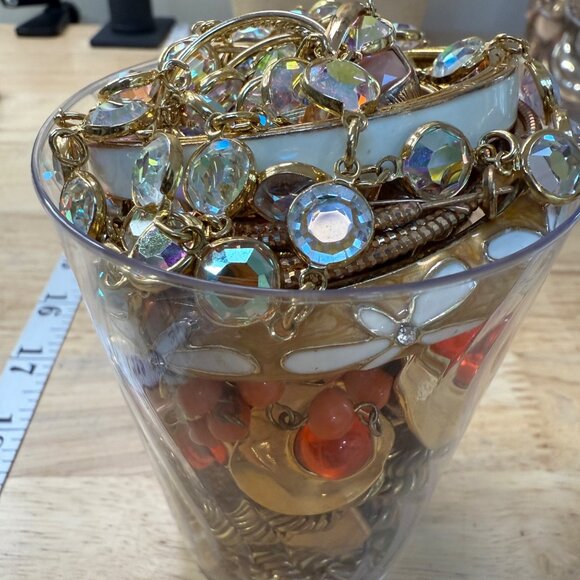 Gold-Tone Jewelry Lot Mystery Wearable Assorted Styles & Colors 1lb+ Mixed Earri - Picture 16 of 16